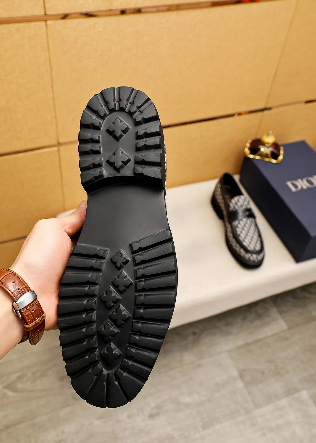 Men's shoes 💰460 💐 Product trademark: Dior "Dior" casual leather shoes Regular size: 39-44 (38.45🉑️customized) Product materials: Selected original fabric uppers imported from Italy, imported water-dyed 🐂 cowhide lining. Strong three-dimensional visual effect, foam outsole Color: 1⃣️color optional